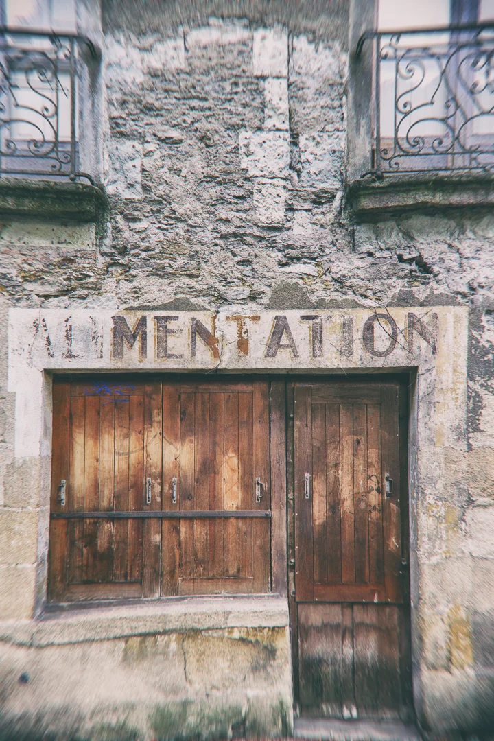 ancienne enseigne peinte au-dessus d'une porte