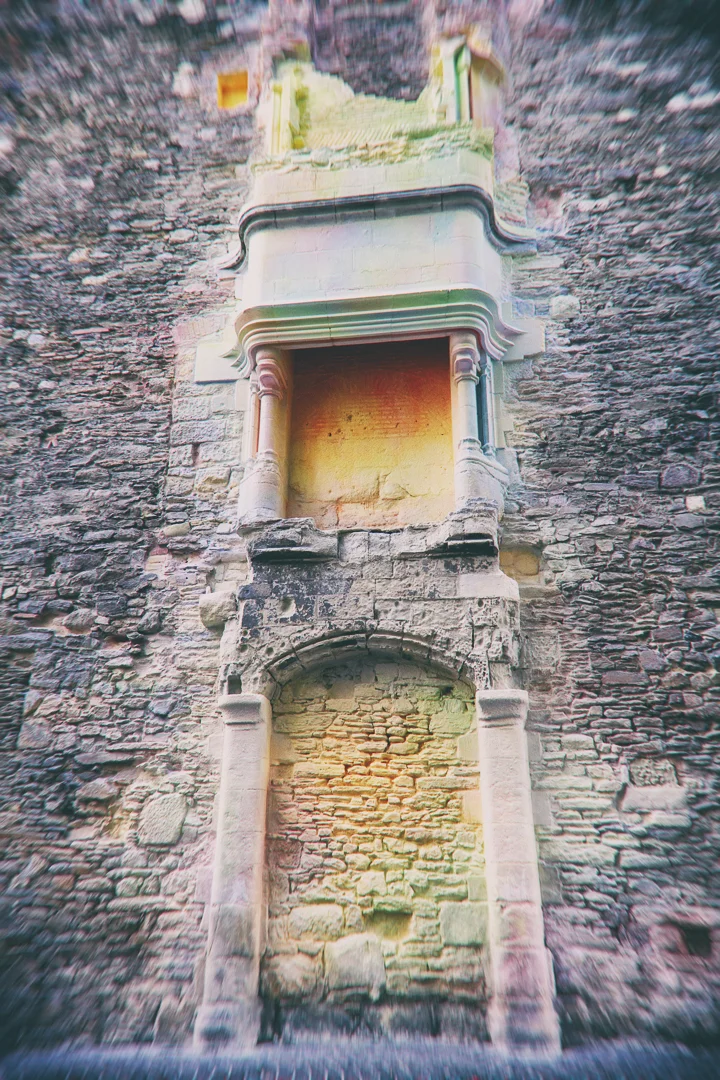 restes de cheminée sur un mur dans la rue, peints de toutes les couleurs